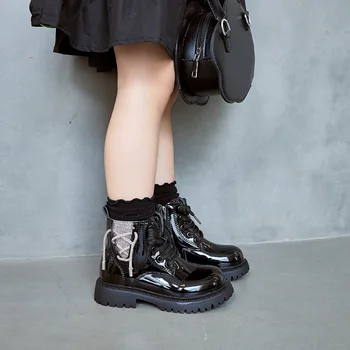 2023 Новые короткие сапоги для девочек, черные глянцевые крутые туфли принцессы для подиума, шикарная весенне-осенняя детская обувь из тонкого хлопка, Элегантный шикарный PU